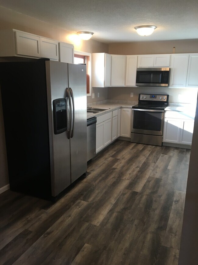 Building Photo - 5 Bedroom 2 Bath Home Available in Brecken...