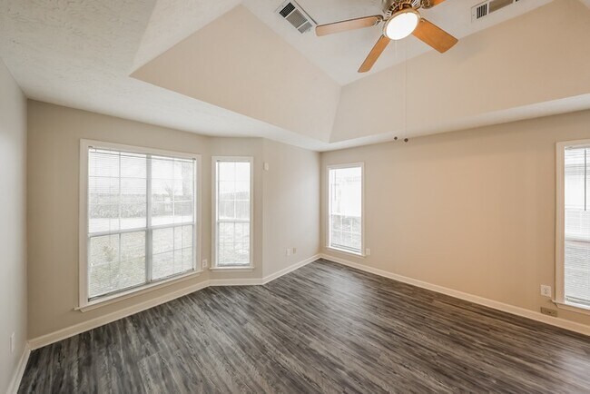 Building Photo - Beautiful 3 Bedroom with Attached Car Garage!