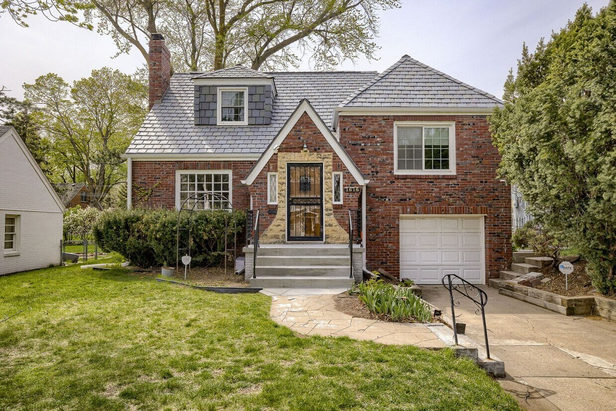 Primary Photo - Happy Hollow 3 Bedroom!!