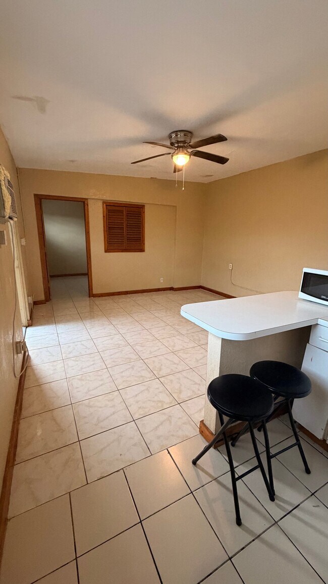 Foto del edificio - 1570 E Breezy Ln