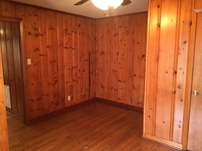 Foto del edificio - SPACIOUS HOME NEAR LINE AVENUE