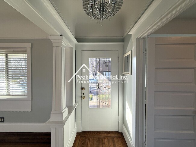 Building Photo - Wonderful 3bd/2.5ba Home-SWalking Distance...