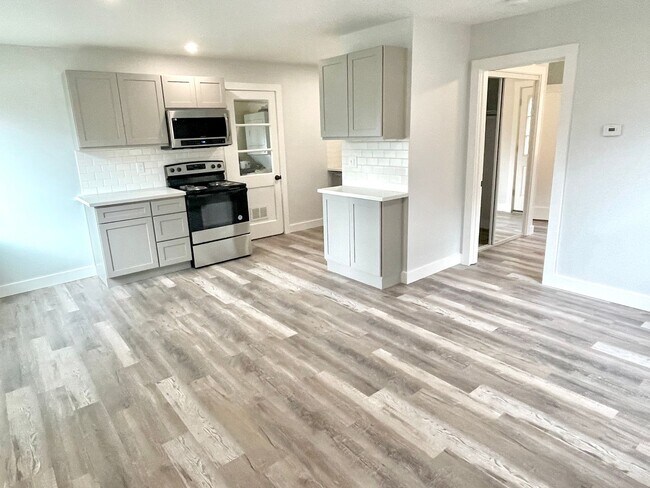 Foto del edificio - Powellhurst-Gilbert Remodeled Bungalow, Fenced Yard, Off-Street Parking, In-Unit Laundry