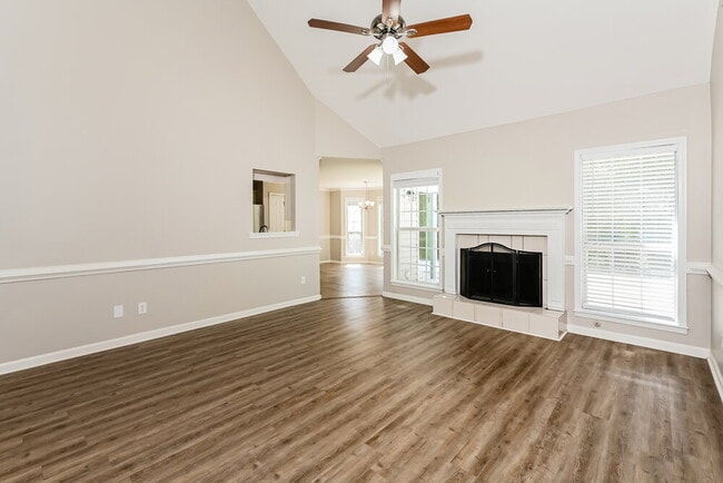 Building Photo - 201 Retour Cir