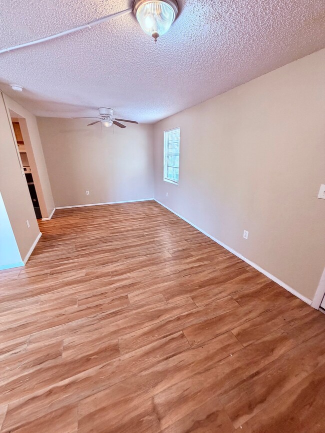 Foto del edificio - 129 Camphor Cir