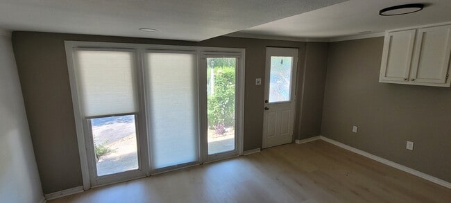 view of front door/front room (more pics to come) - 125 Woodland Dr