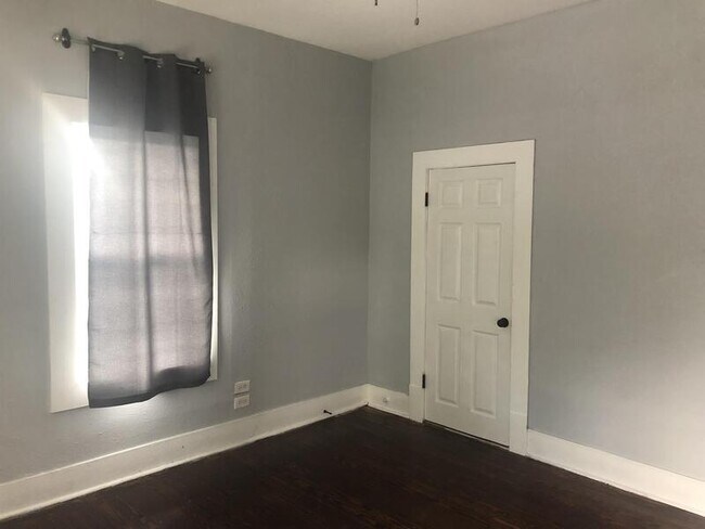 Building Photo - 532 W Mistletoe Ave