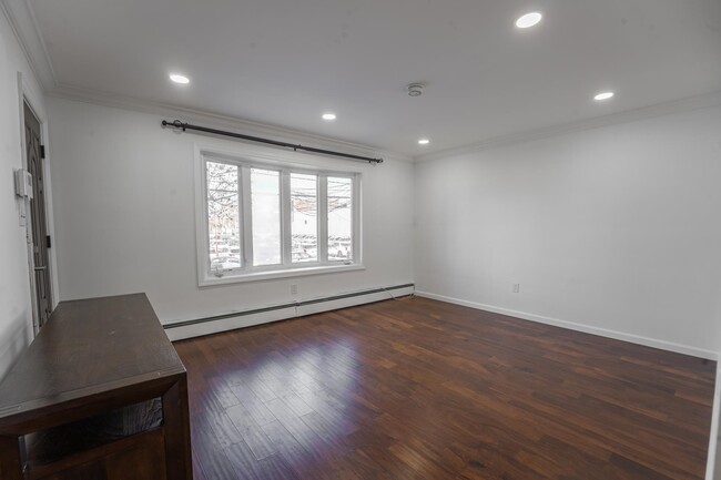Foto del edificio - 157 Roosevelt Ave