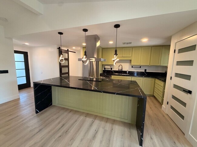 Foto del edificio - Updated 3 Bed / 2Bath Northeast Phoenix Home Ready for Immediate Move In w/ NO Carpet!