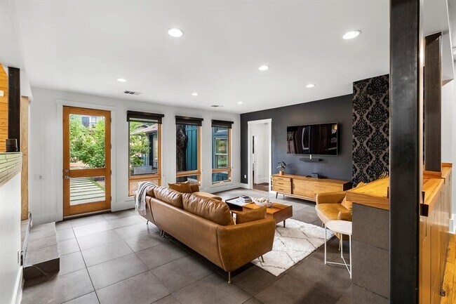 Foto del edificio - 2800 Cherry Ln