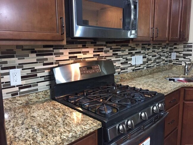 Foto del edificio - AMAZING! 4 BED/4 BATH TOWNHOUSE IN MAPLE G...