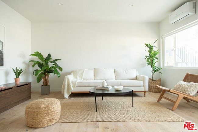 Foto del edificio - 3363 Andrita St