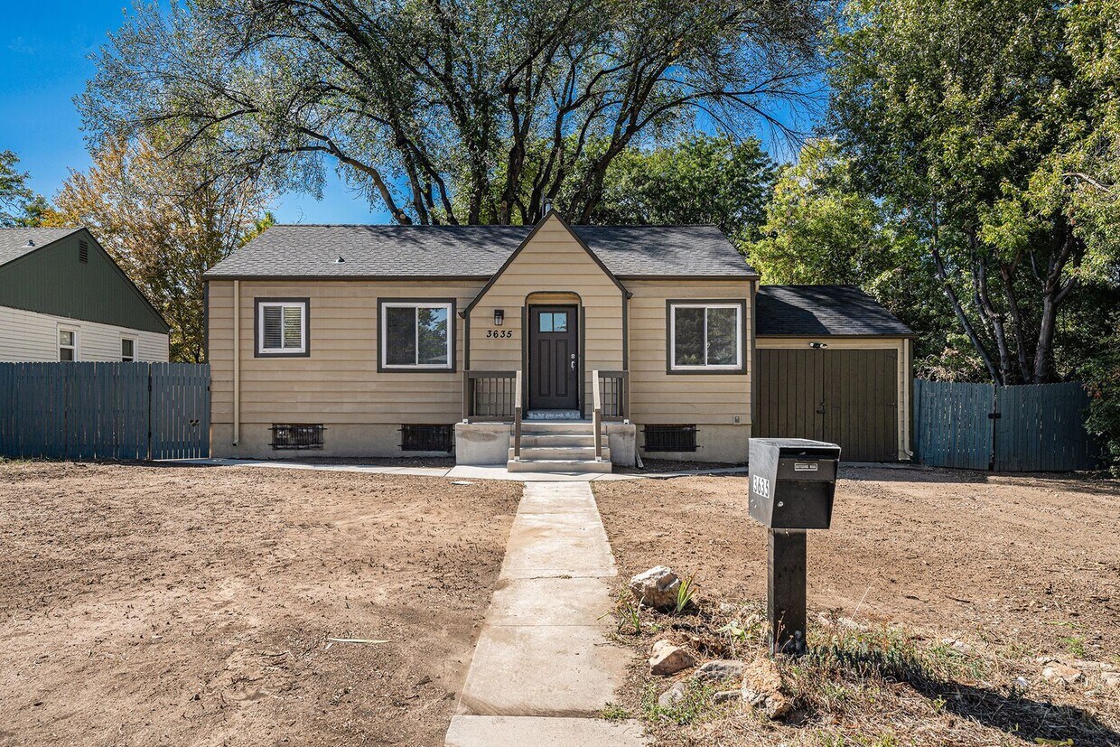 Primary Photo - Charming 2-Bedroom Ranch in Wheat Ridge