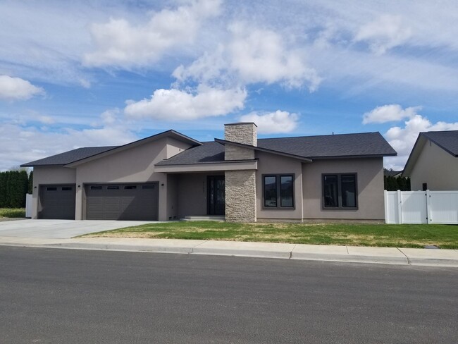 Building Photo - West Valley 3 bedroom 3 Car Garage Custom ...