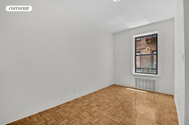 Building Photo - 787 E 10th St