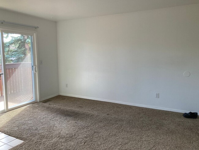 Building Photo - Well Kept 2 Bedroom Foxridge Condo W/Garag...