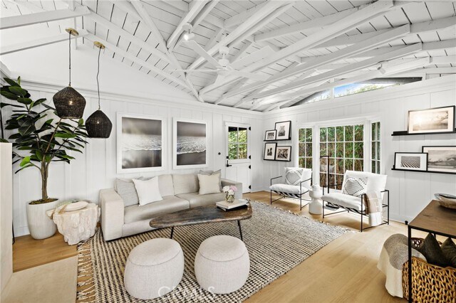 Foto del edificio - 592 Bluebird Canyon Dr