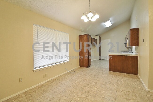 Building Photo - Lovely 2/2 Duplex in Weatherford For Rent!