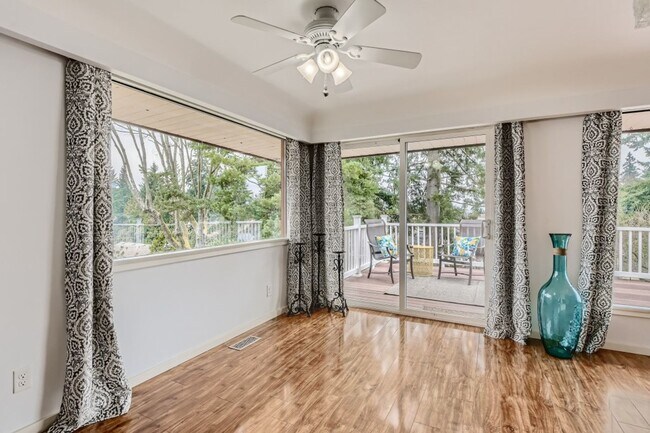 Foto del edificio - Gracious and Spacious and NO Steps at $3200!