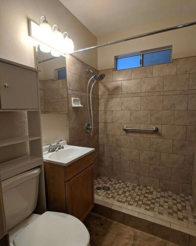 Building Photo - Family Entertaining Large Lot Home in Chin...