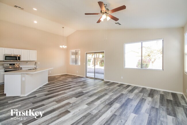 Building Photo - 4304 E Cherry Hills Dr