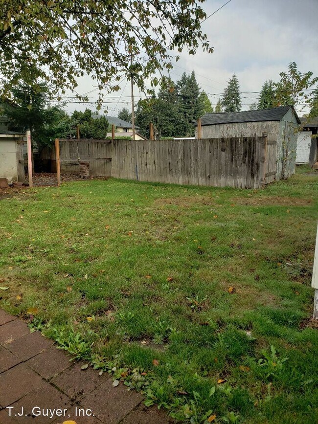 Building Photo - 3 br, 1 bath House - 1209 G St