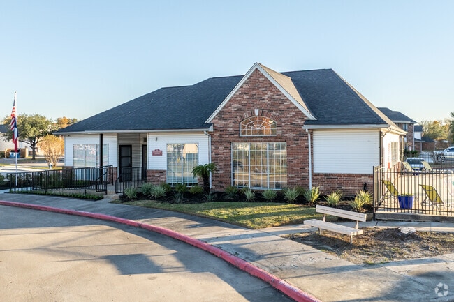 Oficina de arrendamiento - Meadowbrook Plaza Apartments