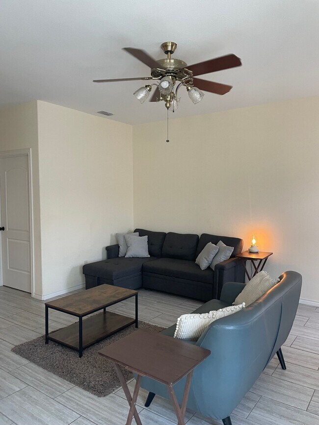 Foto del edificio - 1 bedroom /1 bathroom units available in a brand new complex!  Move in now!!