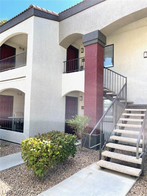 Building Photo - 950 Seven Hills Dr