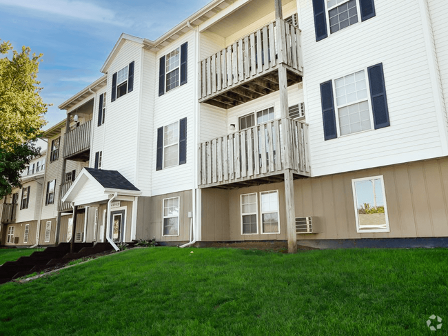 Come Take a Tour of Our Beautiful Property - Crown Pointe Apartments