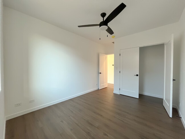 Building Photo - 3710 N Kenmore Ave