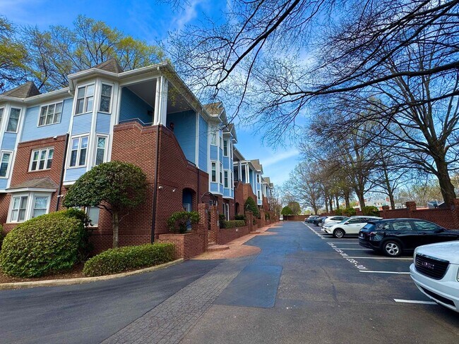 Foto del edificio - Top-Floor End Unit Condo at New Bern Place