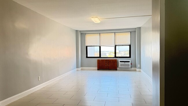 Foto del edificio - 10 Huron Ave
