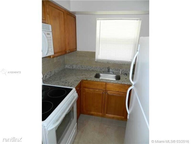 Building Photo - 1 br, 1 bath Apartment - 1980 NE 38th St