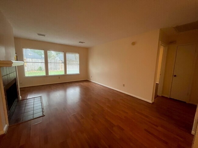 Foto del edificio - 4823 Pecan Grove Dr