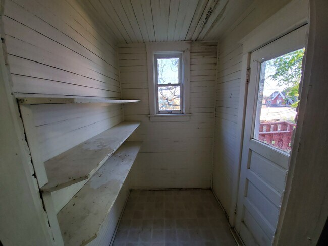 Foto del edificio - AVAILABLE OCT 1st - Spread out in 3 level ...