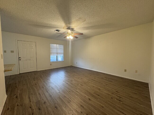 Foto del edificio - Move in Ready 2 bedroom 1 bath apartment -...