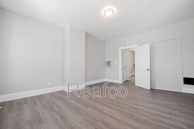 Building Photo - 358 1/2 Saint Clair Ave