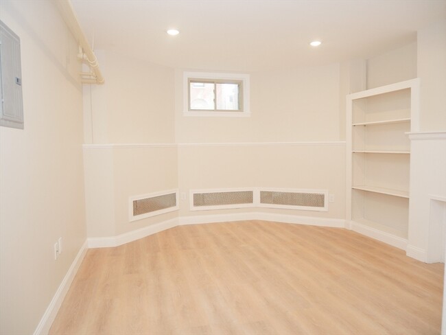 Building Photo - 10 Beals St