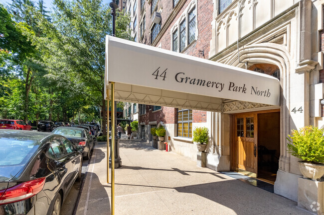 Entrada - 44 Gramercy Park N