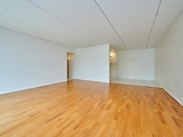 Foto del edificio - 56-56 Broadlawn Park