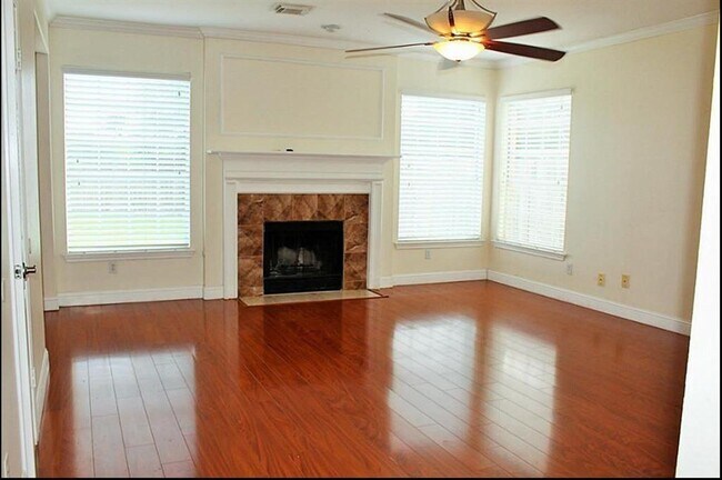 Foto del edificio - 2823 Plantation Wood Ln
