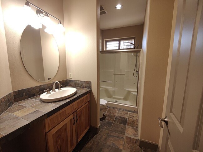 Foto del edificio - Single Level 4 Bedroom 3 Bath Beauty