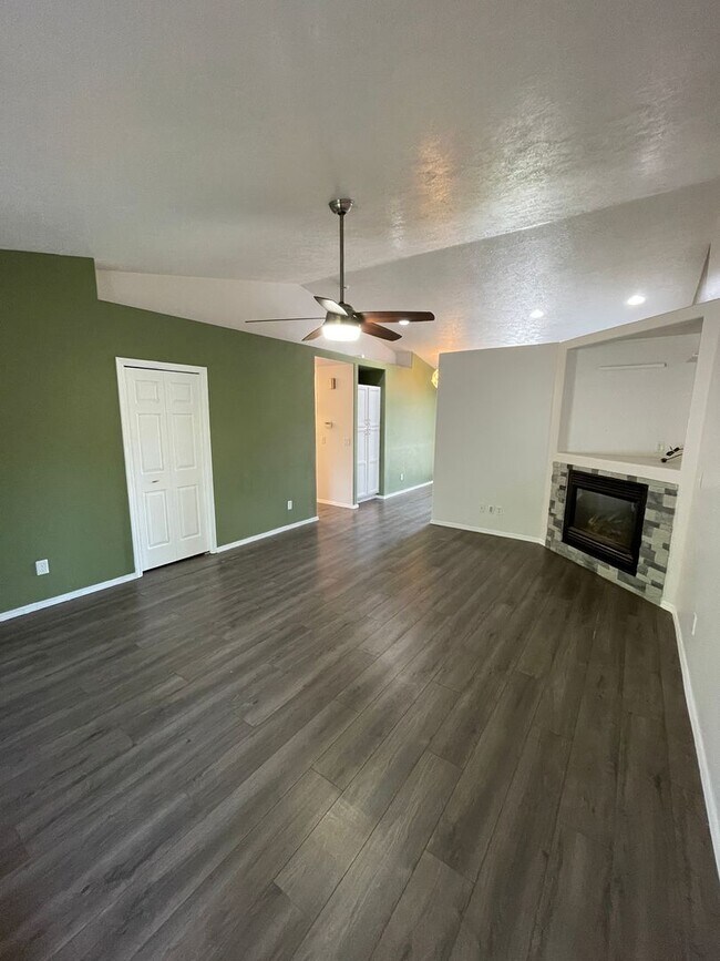 Foto del edificio - Single family home backing fields!