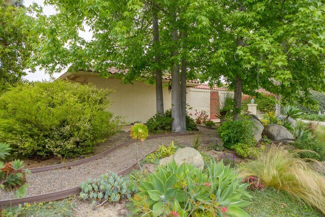 Foto del edificio - ***Available Now - Mid-term Lease ONLY *** Single Level 3 Bedroom, 2.5 Bath home in La Costa*****