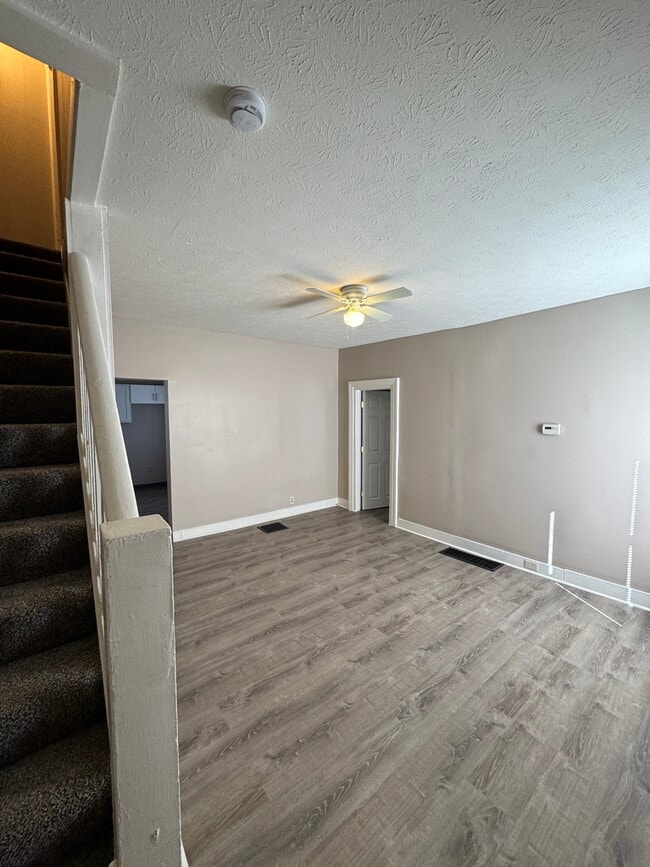 Building Photo - 404 N Chestnut Ave