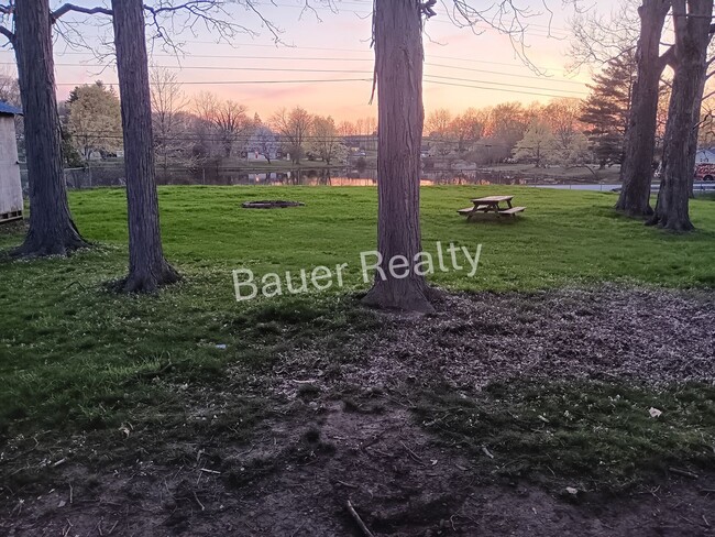 Building Photo - Two Bedroom in Crestview Local Schools