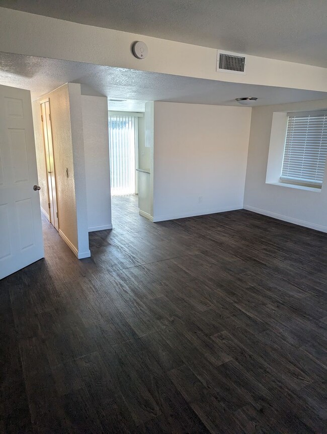 Building Photo - 1561 Stone Edge Cir
