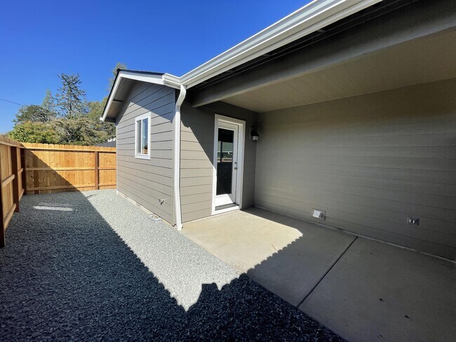Building Photo - 1841 Hubbard Ln