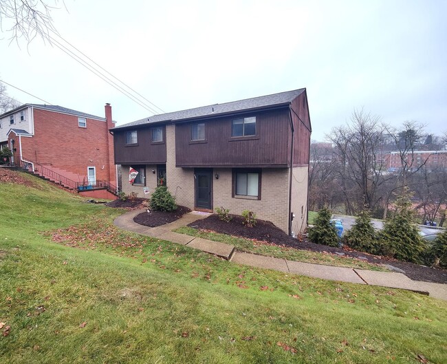 Building Photo - *Well-Maintained 3BD/1.5BA Townhouse Available in Whitehall*